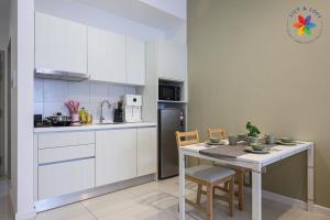 吉隆坡KLCC Luxury Suite @ Chambers by Lily and Loft的白色的厨房配有桌子和冰箱