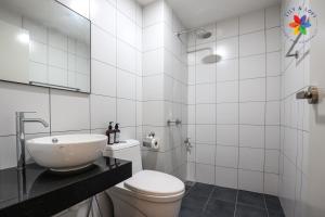 吉隆坡KLCC Luxury Suite @ Chambers by Lily and Loft的白色的浴室设有卫生间和水槽。