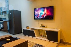 乌昆达Beachside Bliss Studio的客厅设有壁挂式平面电视。
