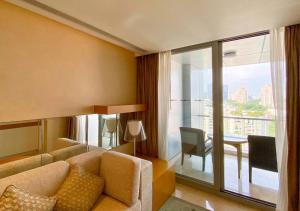 深圳深圳益田威斯汀酒店的带沙发和桌子的客厅以及阳台。