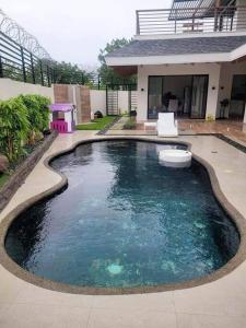 麦克坦Lux 7 Pool Villa Mactan的房屋前的游泳池