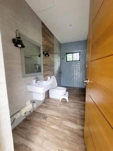 麦克坦Lux 7 Pool Villa Mactan的浴室配有白色水槽和卫生间。