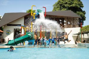 库塔巴厘岛王朝假日酒店的一群人在水上公园玩耍