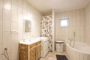 克罗梅日什Apartmán 2kk Zlámanka的白色的浴室设有浴缸、水槽和浴缸。