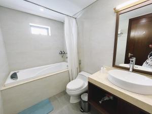 河内Hanoi Home 8 - Luxury Apartment, open view的浴室配有白色卫生间和盥洗盆。