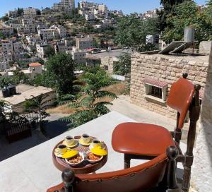 伯利恒Dar Ateeq's Arches/ Bethlehem Apartment的阳台上桌子上的托盘食物