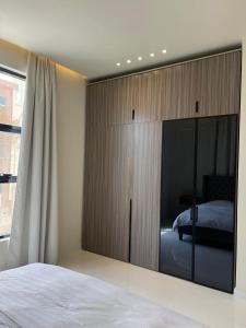 塞拉莱Rateel Apartments的一间卧室设有一张床和一个滑动玻璃门