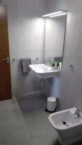 格拉纳迪利亚德亚沃纳First Class Holiday Tejita WiFiber的白色的浴室设有水槽和镜子