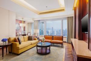 深圳深圳星河丽思卡尔顿酒店的带沙发和电视的客厅
