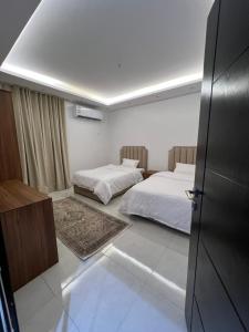 麦地那2 Bedroom Apartment的一间设有两张床的房间和一个橱柜