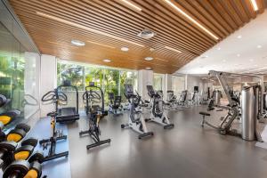 阿依纳帕NissiBlu Beach Resort的健身房设有心肺功能训练器材和跑步机
