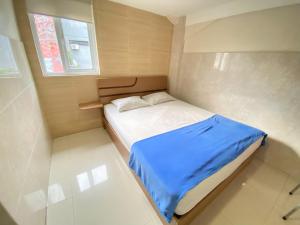 安汶Penginapan Star Ambon Mitra RedDoorz的一间小卧室,配有床和窗户