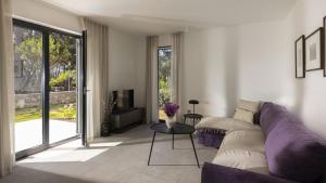 木洛希尼Mare Solis Pinea的客厅配有紫色沙发和电视