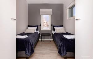 萨利色尔卡萨利赛尔卡假日俱乐部公寓的带窗户的客房内的两张床