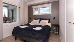 萨利色尔卡萨利赛尔卡假日俱乐部公寓的一间卧室配有一张大床和两条毛巾