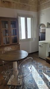 莫诺波利Dimora Del Sorriso的厨房配有桌子和冰箱