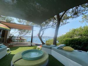 滨海萨纳里Villa Prado Sanary的从房子的后院可欣赏到海景