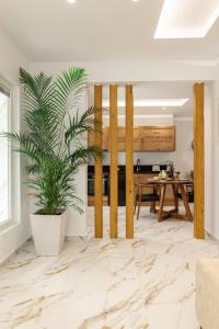 纳克索乔拉Olvos Suite的客厅配有桌子和盆栽植物