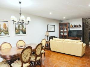 科巴罗CASA CASTAÑEIRA的客厅配有沙发和桌椅