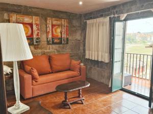 科巴罗CASA CASTAÑEIRA的客厅配有沙发和桌子