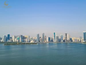 沙迦Corniche Hotel Sharjah的水景城市景观