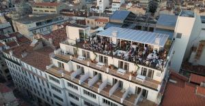 马赛Les Appartements de Babel Vieux Port的一群人站在建筑物屋顶上