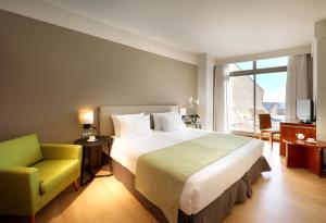 卡勒达德福斯特拉斯萨利纳斯欧洲之星酒店的酒店客房带一张大床和一把椅子