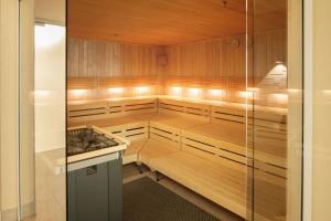 科隆科隆梅西道瑞特酒店的一间带木制橱柜和炉灶的桑拿浴室