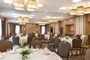 兀兰休斯顿/兀兰凯悦广场酒店的宴会厅配有白色的桌椅