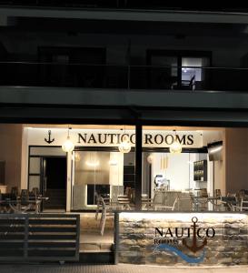 克拉默特Nautico Rooms的餐厅前面设有桌椅