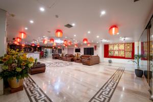 菩提伽耶HOTEL ANAND INTERNATIONAL的带沙发、椅子和灯的大客厅