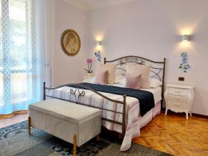斯佩洛Villamena的卧室配有一张带粉红色枕头的大床