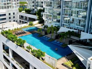 Punta Engaño1br Apartments Mactan New Town free Pool free Beach near Airport Ocean view的大楼游泳池的顶部景色