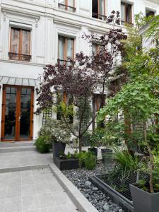 巴黎MaisonZen的前面有树木和植物的建筑