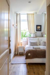 博尔赫隆Huis van Loon的一间卧室设有一张床和一个窗口
