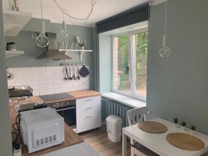奥格雷Studio tipa dzīvoklis Ogrē的厨房配有水槽和炉灶 顶部烤箱
