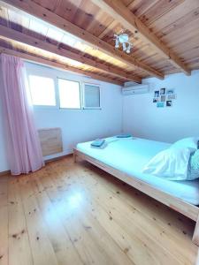 雷夫克斯Katerina's traditional house in lefkes village的一间卧室设有一张大床,铺有木地板