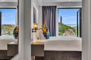 爱丁堡Roomzzz Edinburgh的一间卧室配有一张床,享有艾菲尔铁塔的景色
