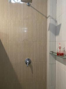 乌布本之家民宿的一间带水龙头淋浴的浴室