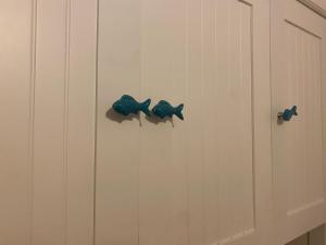 皮诺港Sunshine House的白色墙上的三个蓝色鱼钩
