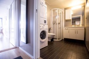 斯塔万格Klostergaarden leilighetshotell的一间带洗衣机和烘干机的浴室
