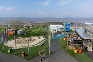 罗切斯特Haven Holiday Home at Kent Coast Allhallows的一个带游乐场的公园和游乐区