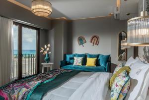 海若克利欧Vespera City Hotel的一间卧室设有一张床,享有海景