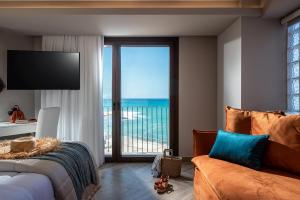 海若克利欧Vespera City Hotel的一间卧室配有一张床,享有海景