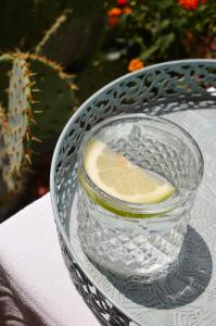 福贾B&B La Casa Pugliese的一只柠檬的玻璃碗水