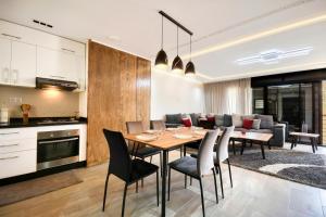 塔哈佐特Aya - Taghazout - T3 Duplex Luxe - 4 or 5 Px的厨房以及带桌椅的用餐室。