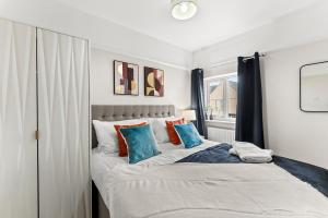 EarlhamStunning Norwich Gem Sleeps 7 - Parking - Garden的一间卧室配有一张带蓝色枕头的大床