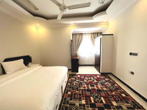 苏尔Al Taraf Hotel Apartment的酒店客房设有床和窗户。