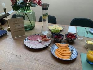 AnnenAnnense Pracht的餐桌,盘子上放着食物和水果碗