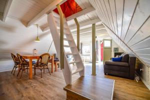 孙登Nordic Ferienpark Sorpesee的一个小房子里带楼梯的客厅
